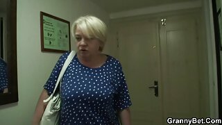 در صحنه تخت با شب پره سکسی کورا سگس یران از موفوس